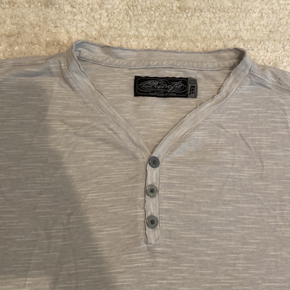 RetroFit Men’s V-Neck Tee (M) - Picture 3 of 4